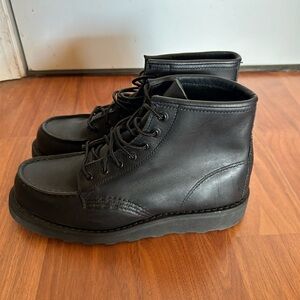 Red Wing heritage moc toe boots 3380. Women’s size 6 B